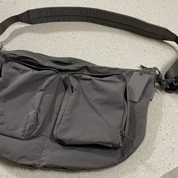 아미아칼바 바디백 그레이 색상 판매합니다.