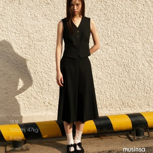 무신사 스탠다드 우먼 플리츠 미디 스커트 블랙