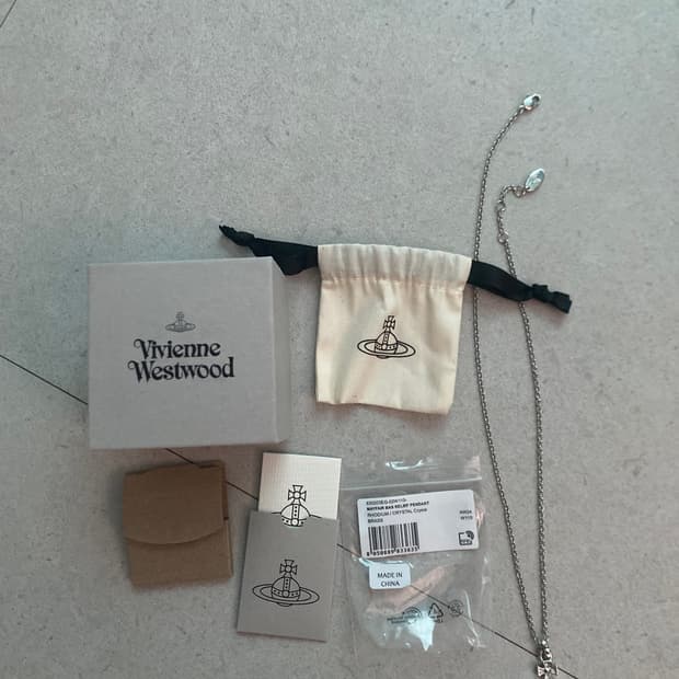 비비안 웨스트우드 메이페어 바스 릴리프 펜던트 실버