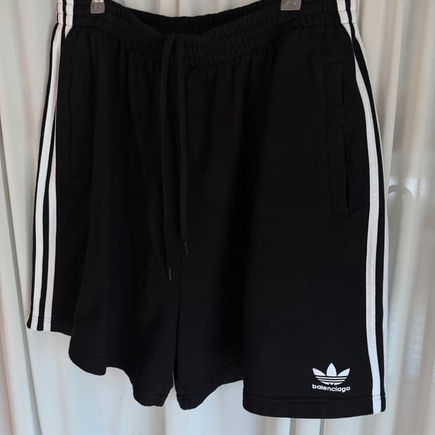 발렌시아가 adidas플리스 라지 쇼츠 반바지
