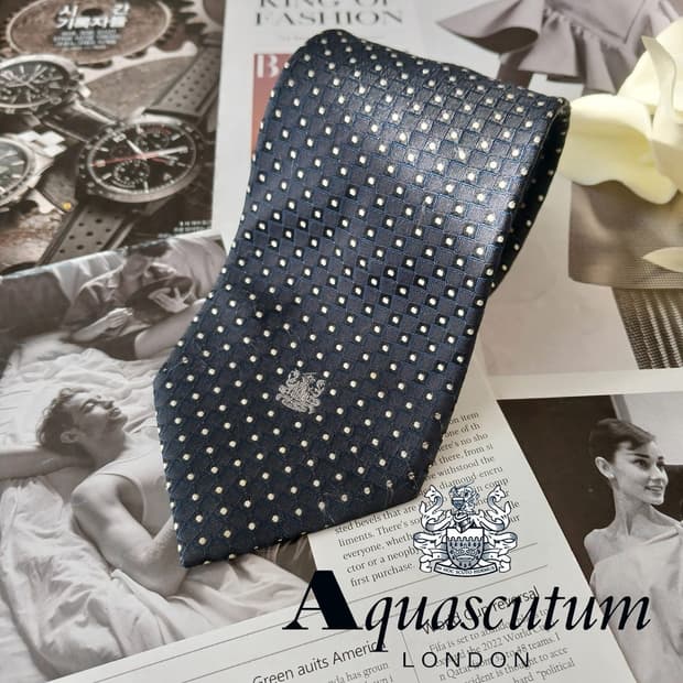 아쿠아스큐텀 실크 네이비 도트 패턴 넥타이 9.4cm B등급 A19574