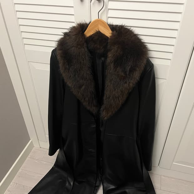 자라 퍼 디테일 롱 레더 자켓