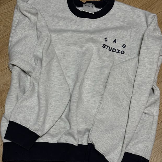 아이앱 스튜디오 스웨트셔츠 오트밀 네이비 L사이즈