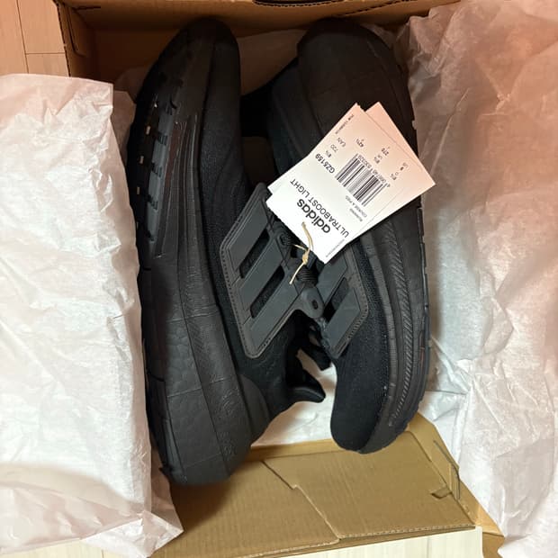 아디다스 울트라부스트 라이트 270 (새상품) 판매합니다.