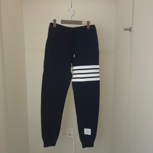 [정품] 톰브라운 클래식 사선 바지 / MJQ008H