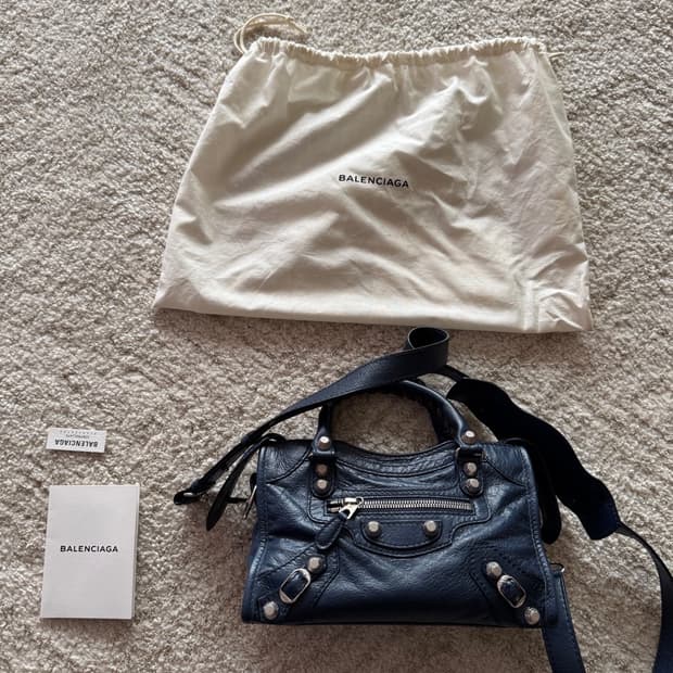 발렌시아가 클래식 시티 모터백 스몰 네이비 은장