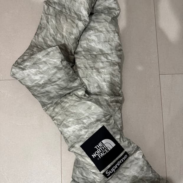 슈프림 x 노스페이스 콜라보 패딩 목도리