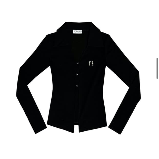 (새상품)뉴얼린 엠블럼 셔츠 탑 블랙 Emblem Shirt Top