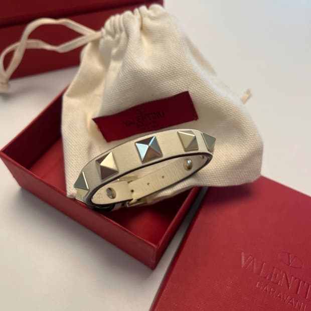 발렌티노 락스터드 아이보리 팔지