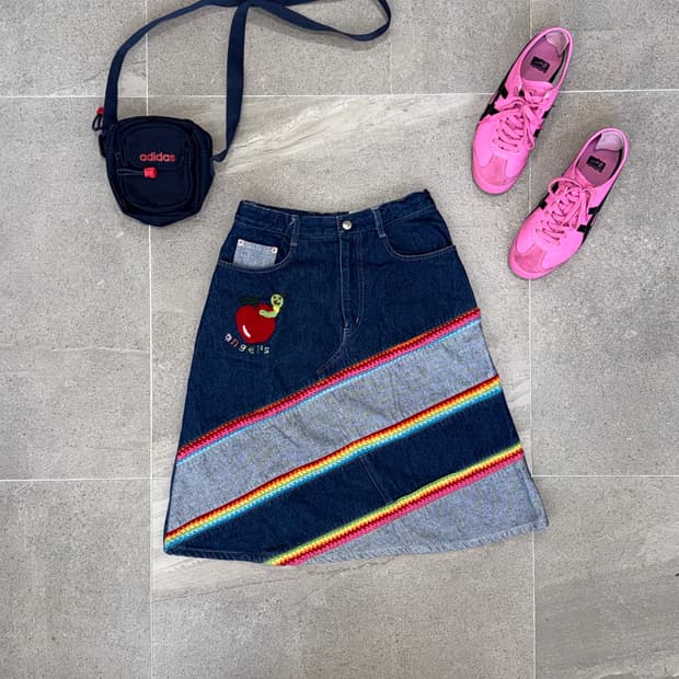 Kitsch rainbow knit patch denim skirt