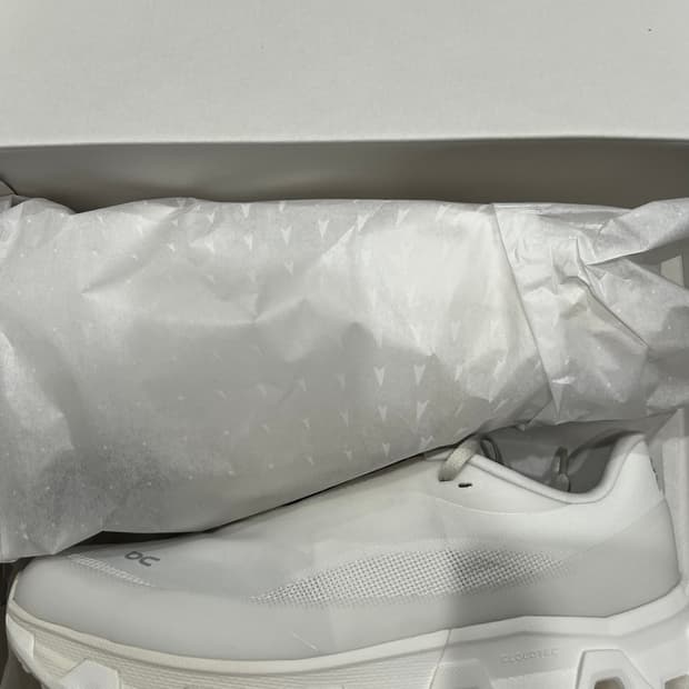 (신상,275,택포)온러닝 포스트아카이브팩션 화이트 팝니다