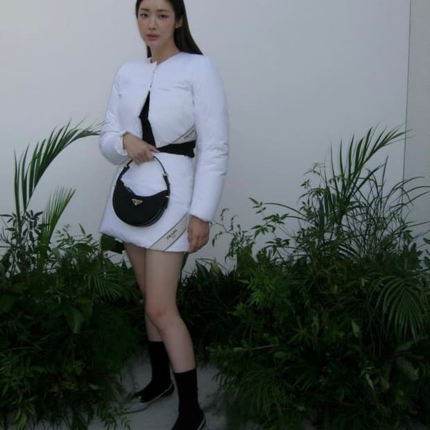 프라다 패딩스커트 36 화이트 새상품 김나영 차정원