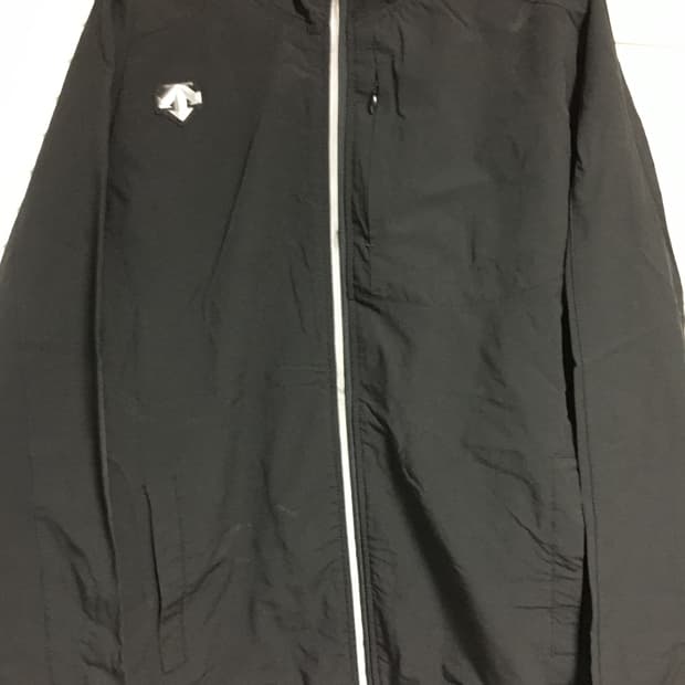 데상트 바람막이