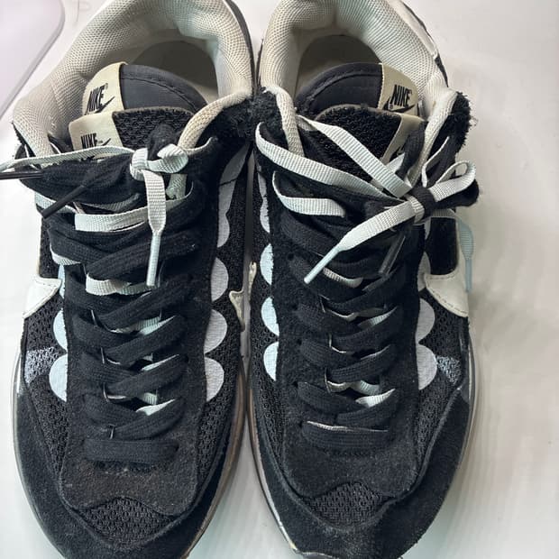 나이키 x 사카이 베이퍼와플 블랙 화이트 입니다!!