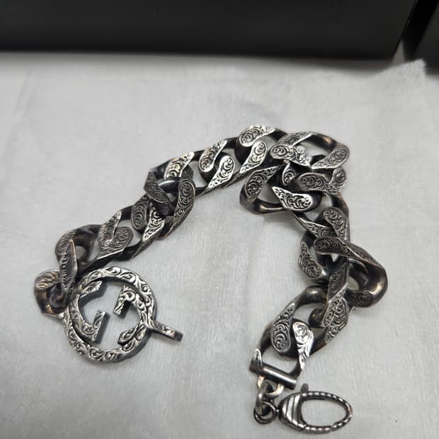 구찌 인터로킹 G 실버 팔찌