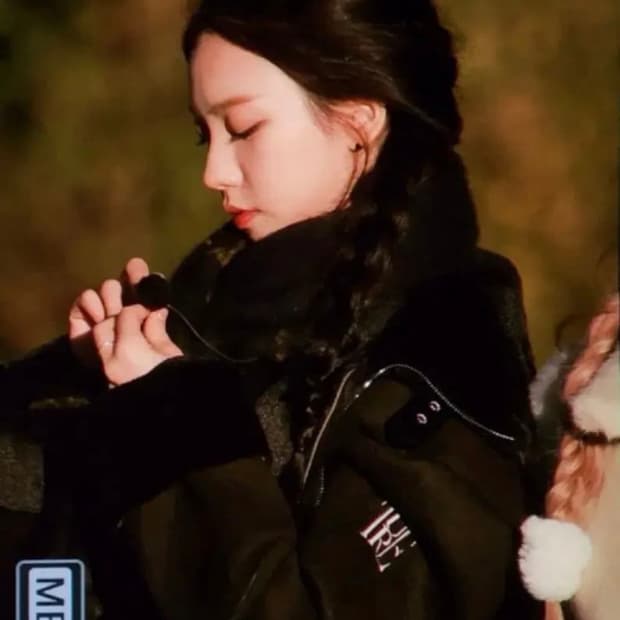 티유알이 무스탕 (카리나 착용)