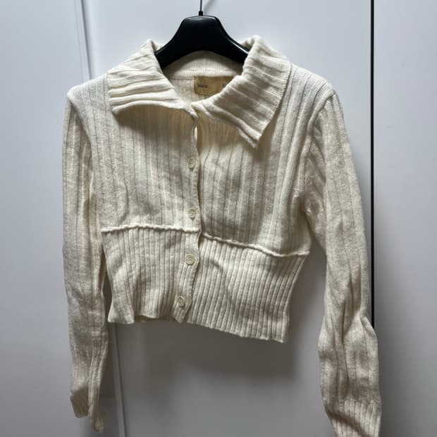 카라 단추 가디건