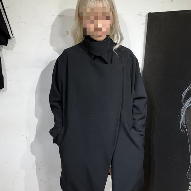 빈티지 비대칭 드레이핑 하이넥 블랙 아방가르드 코트 