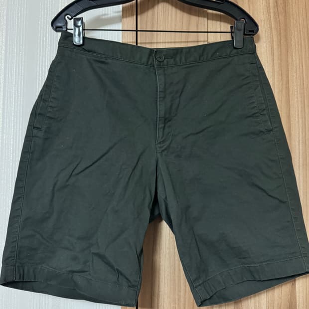 유니클로 토마스 마이어 콜라보 반바지 카키