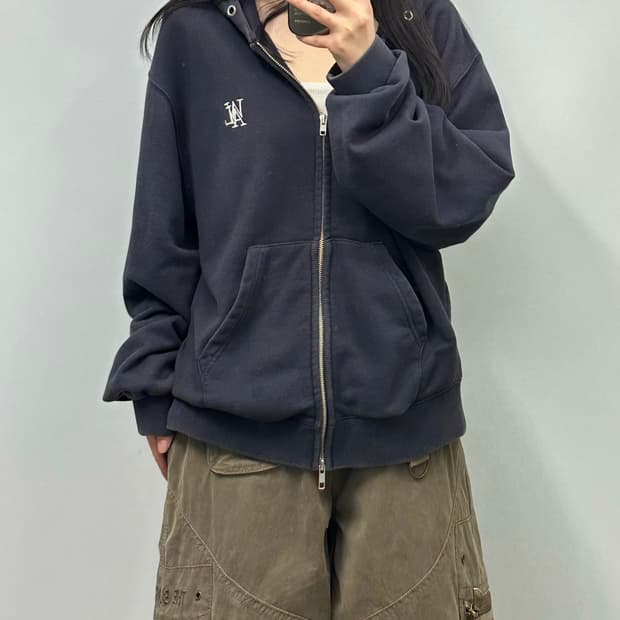 우알롱 자수로고 네이비 후드집업