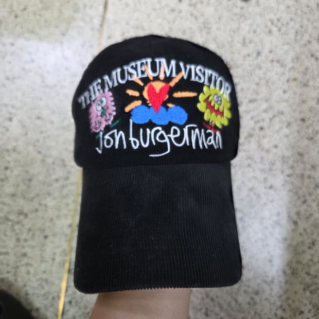 더뮤지엄비지터 존버거맨 볼캡 모자