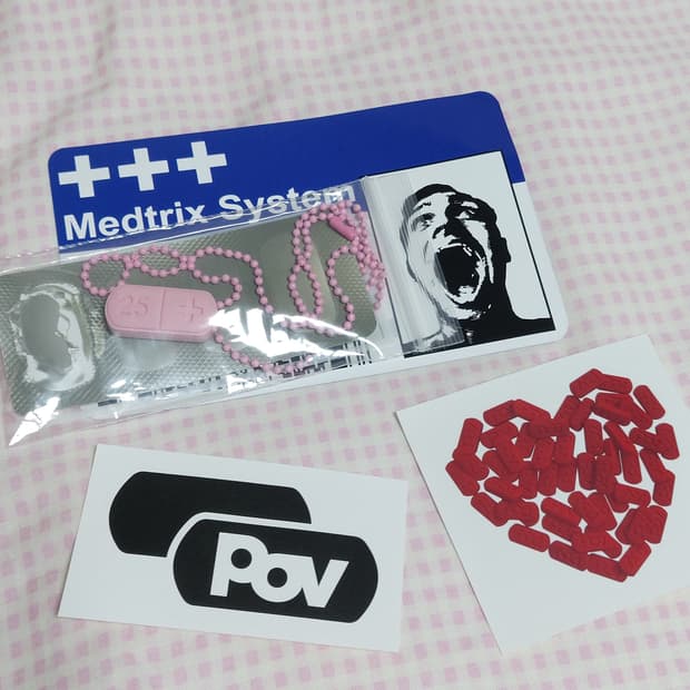 더스파이시감자클럽 알약 목걸이 핑크