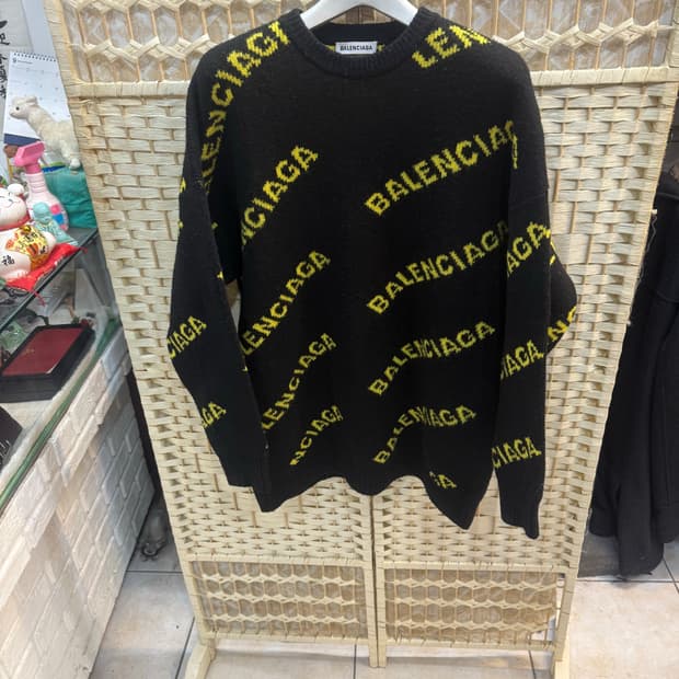 100 정품 발렌시아가 멀티 로고 니트 팝니다