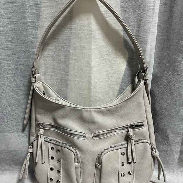 스터드 숄더백