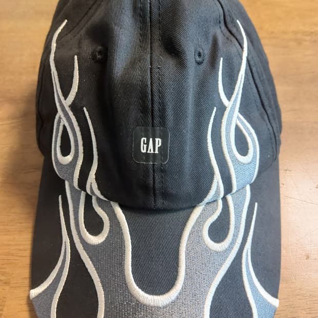 이지 갭 엔지니어드 바이 발렌시아가 플레임 캡 블랙