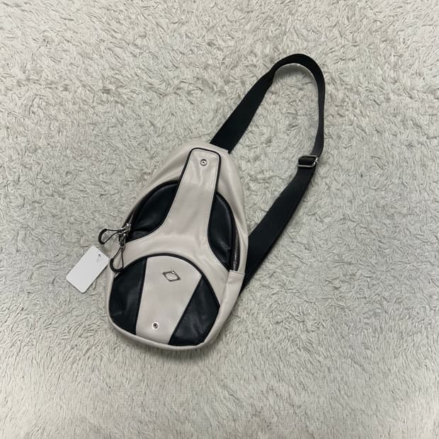 미스치프 폴더블 레더 슬링백