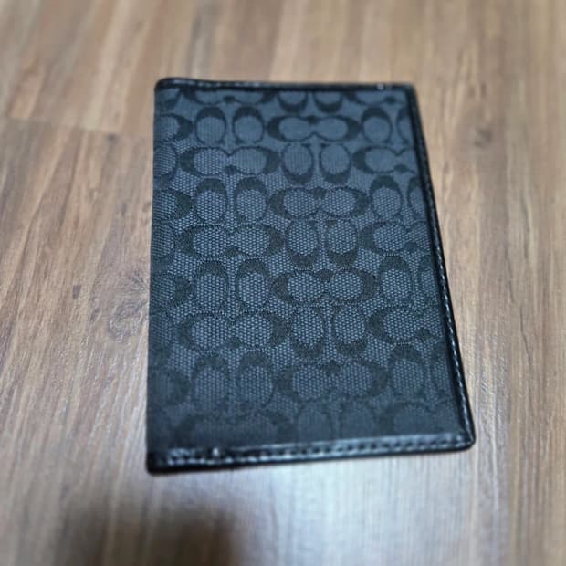 코치 시그니처 패턴 여권 지갑 _ 블랙