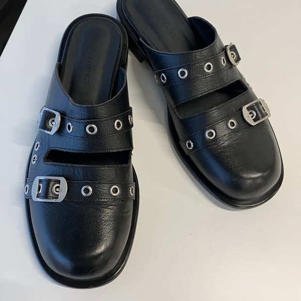 메종미네드 스트랩 레더 뮬 