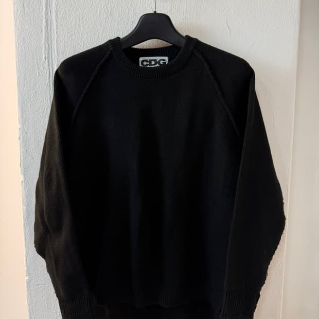 CDG 꼼데가르송 아웃사이드 심 로고 니트