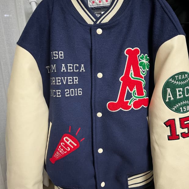 뉴에라 에이카 화이트 바시티 자켓 팝니다