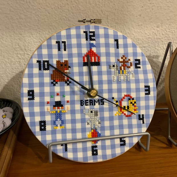 빔즈 서커스 체크 자수 벽걸이 시계