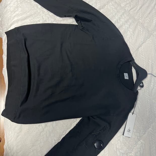 cp컴퍼니 맨투맨 입니다