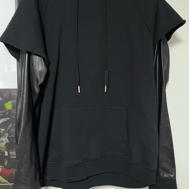 생로랑 가죽 슬리브 후드 티셔츠