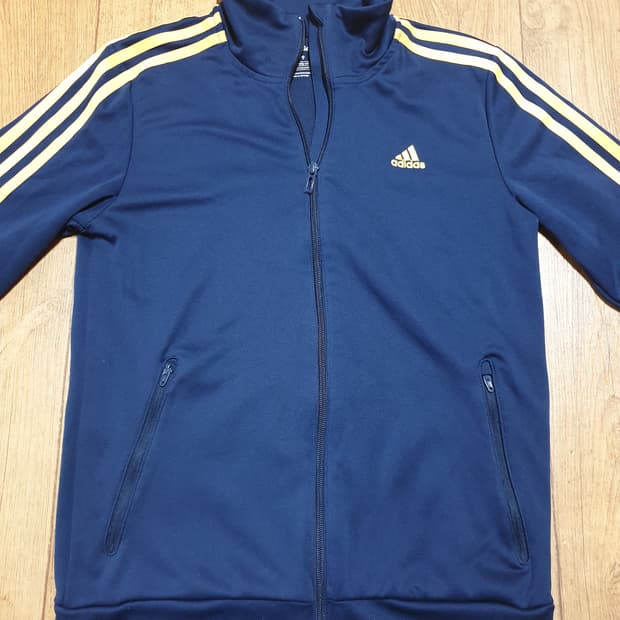 1077 아디다스 운동복 집업 90 사이즈입니다