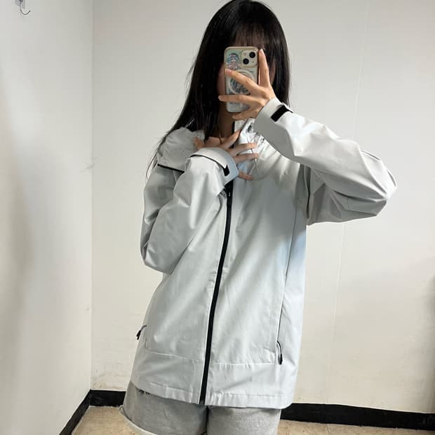 Descente Light Grey Windbreaker