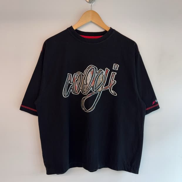 쿠지 90‘s 루즈핏 엠브로이드 패치 로고 하프티셔츠