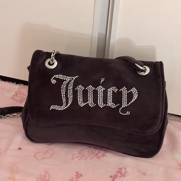 쥬시꾸뛰르 벨벳 스톤 체인 숄더백/크로스백 브라운