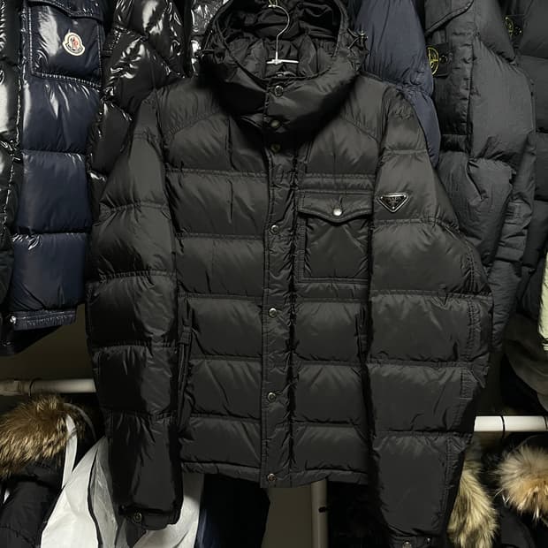 [48사이즈] 프라다 남성 삼각 로고 다운 패딩 자켓