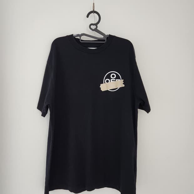 오프화이트 테이프 애로우 블랙 티셔츠