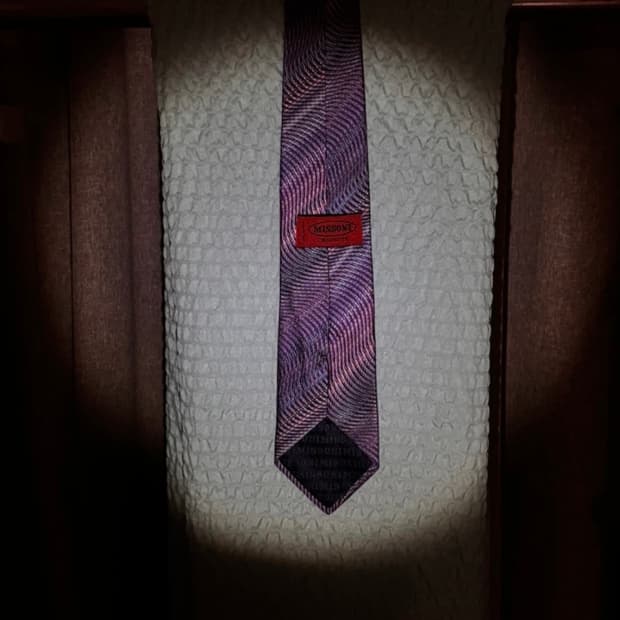 미쏘니 보라색 물결 패턴 넥타이