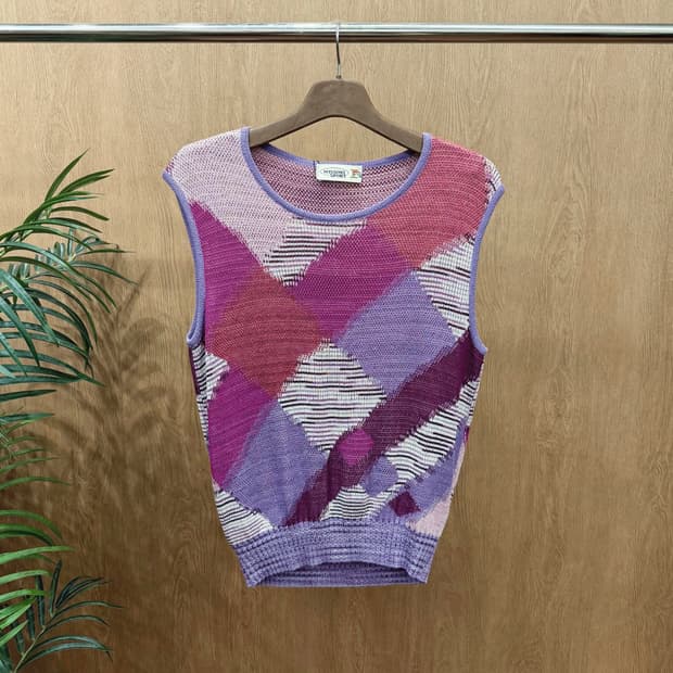 미쏘니 스포츠 라운드넥 니트 베스트 패치워크 자가드 텍스처 디테일 퍼플