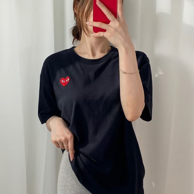 꼼데가르송 레드 와펜 라운드 티
