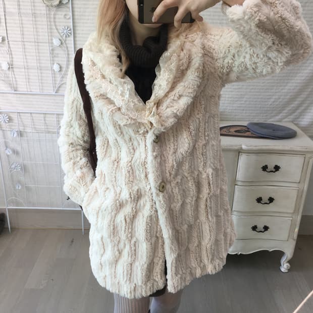 엑시즈팜 아이보리 레이스 퍼 코트