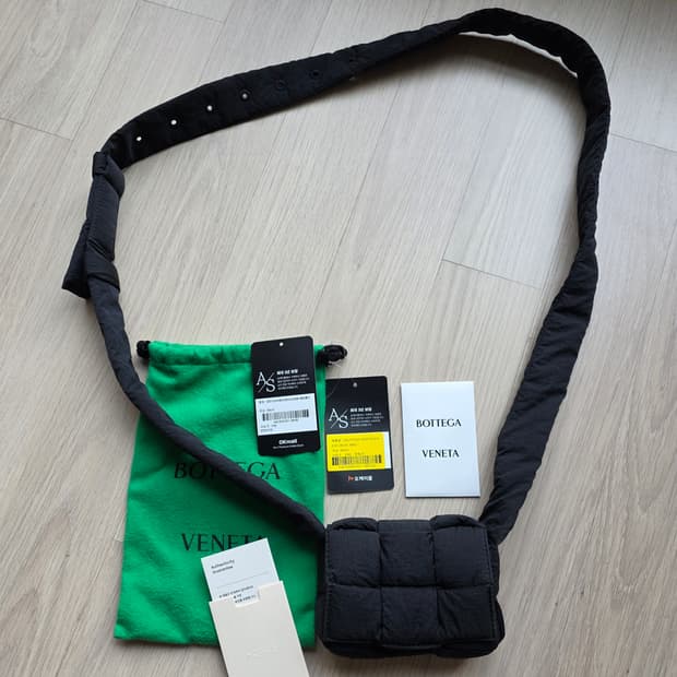 [풀구성,새상품급]보테가베네타 패딩 카세트백 블랙