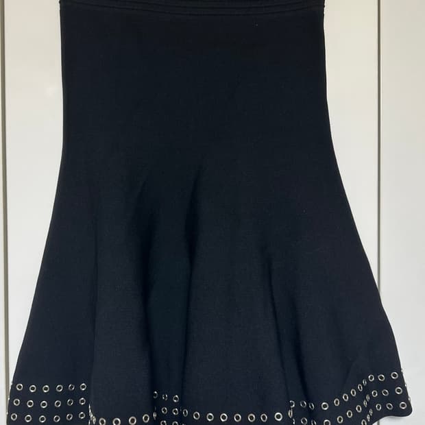 산드로블랙 니트 스커트 아일렛 장식