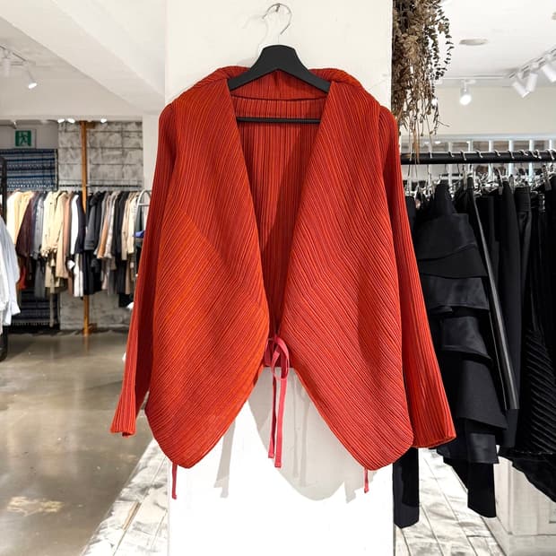 이세이 미야케 페테 리본 타이 플리츠 가디건